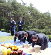 People visit the tombs of their ancestors on Chuseok.