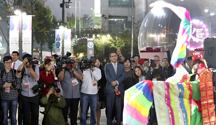 한국의 ‘코리아 세일 페스타’에 대한 보도를 위해 19일 동대문 두타 앞 투어리스트 이벤트 센터를 찾은 외신 기자들이 한복쇼를 취재하고 있다.