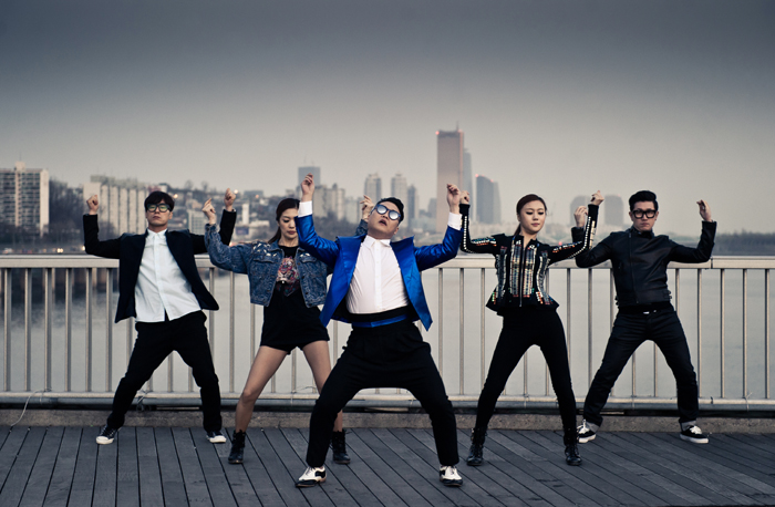 President Park praised PSY (center) for honoring copyright. PSY has paid royalties to the choreographers who created the moves originally shown in the Brown Eyed Girls 2009 hit song "Abracadabra." PSY borrowed the sexy dance in his latest single "Gentleman" (photo courtesy of YG Entertainment).