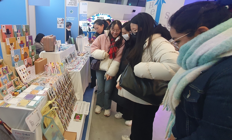 Visitors to the fair at Dongdaemun Design Plaza in Seoul's Jung-gu district on Nov. 24 look at knotted key chains and traditional hopae, or name tags from the Joseon dynasty.