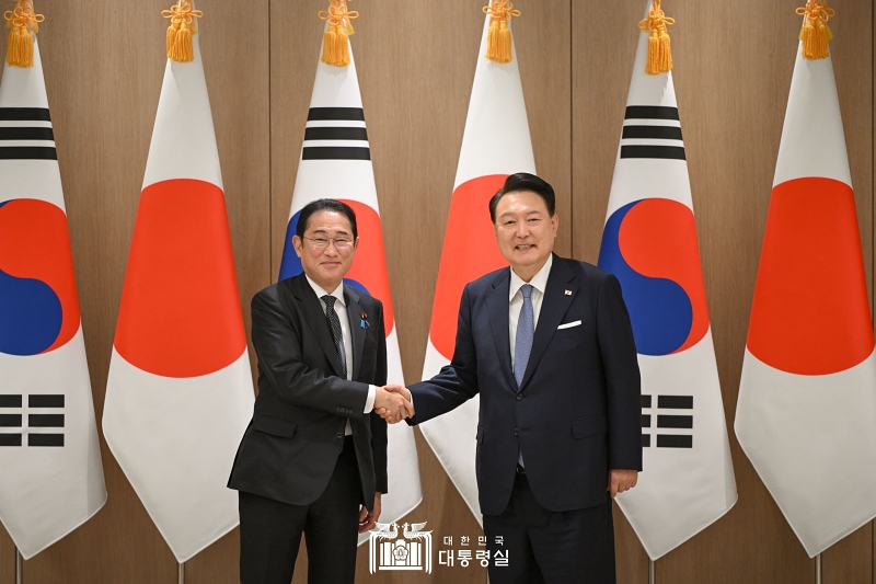 President Yoon Suk Yeol (right) on Sept. 6 poses for photos with Japanese Prime Minister Fumio Kishida ahead of their expanded bilateral summit at the Office of the President in Seoul. (Office of the President)  