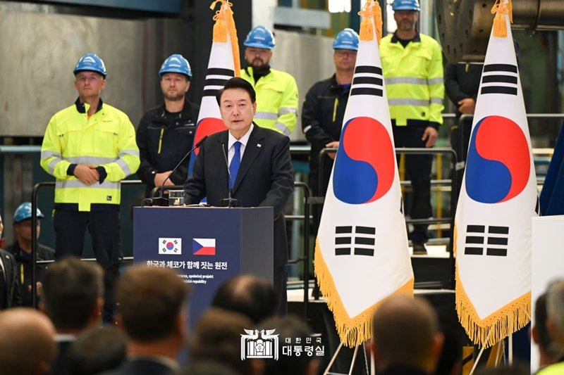 President Yoon Suk Yeol on Sept. 20 gives a congratulatory speech at a signing ceremony for an agreement on cooperation with the Czech Republic in the lifecycle of nuclear power plants at Doosan Skoda Power of the Czech Plzen Industrial Complex. (Office of the President)