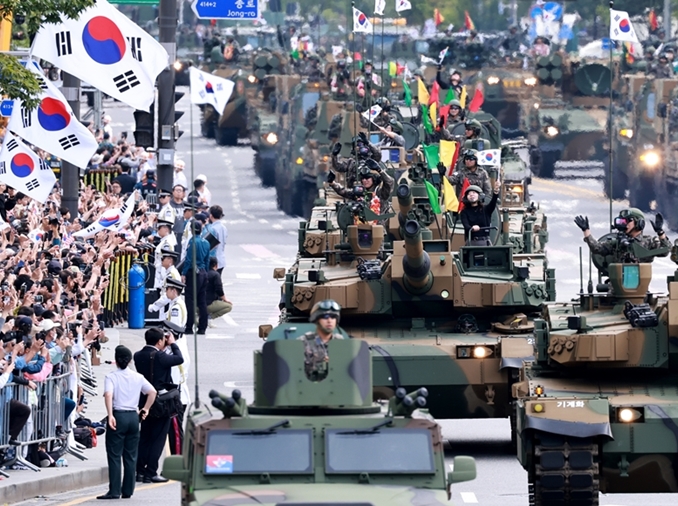 Parade in downtown Seoul marks 76th Armed Forces Day