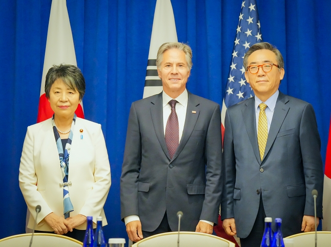 FM agrees with US, Japan to seek trilateral summit this year